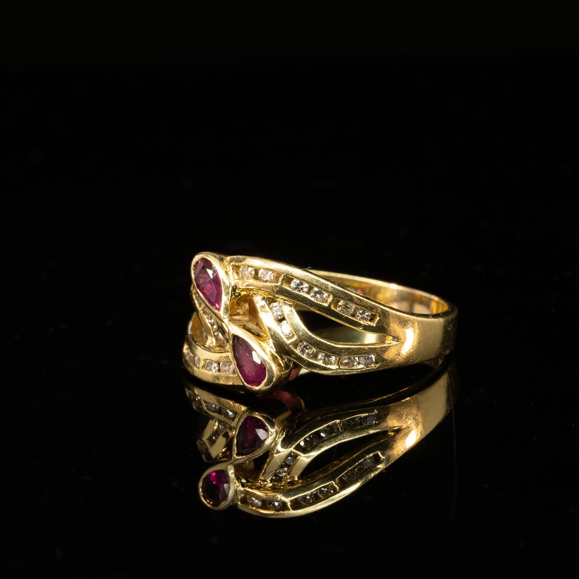 18K Diamond and Ruby Yellow Gold Ring