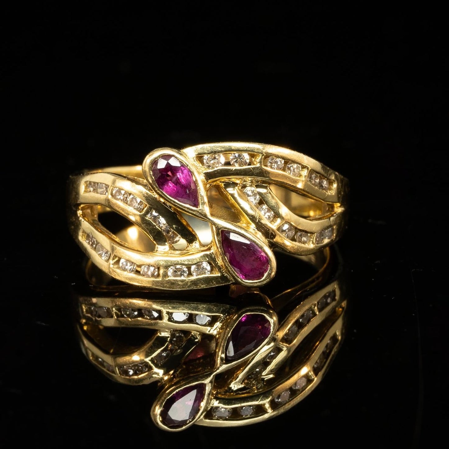 18K Diamond and Ruby Yellow Gold Ring