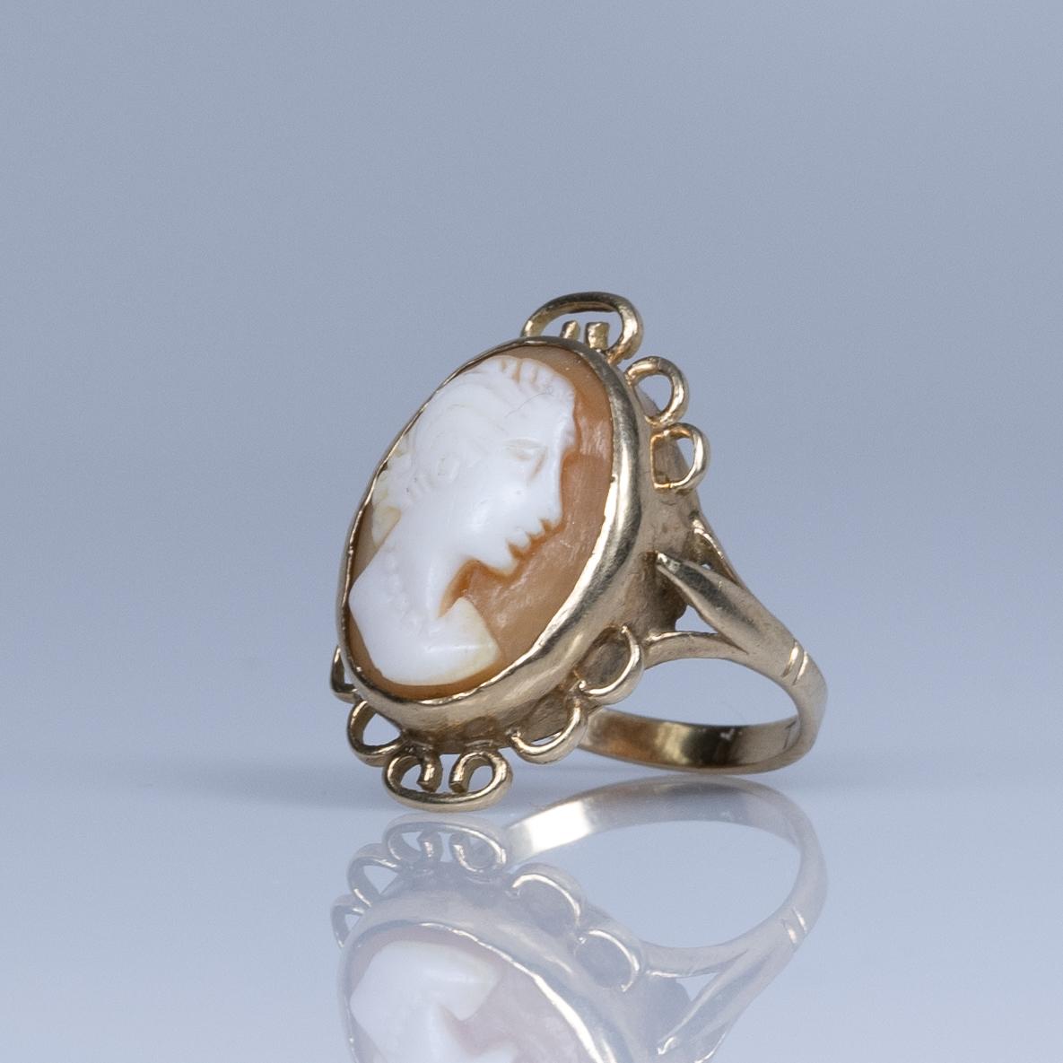 Vintage Cameo 14k Yellow Gold Ring