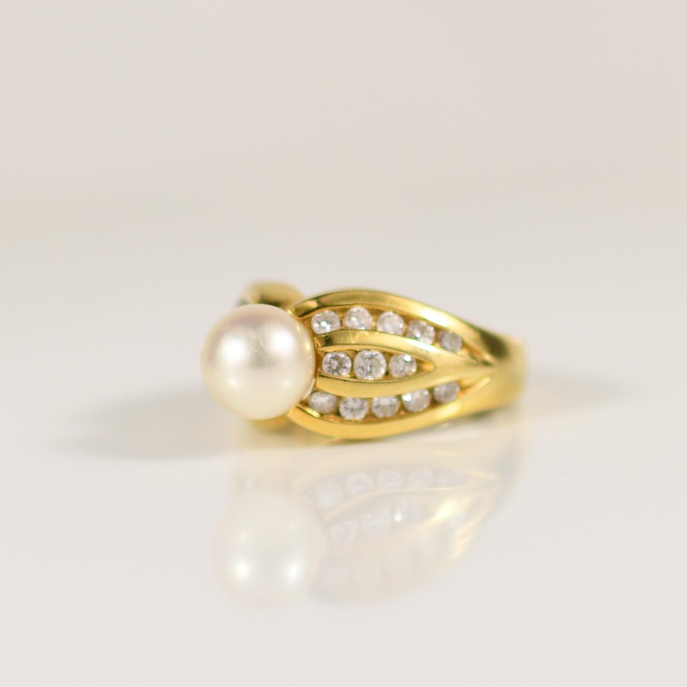 Cultured Pearl and Diamond Ring in 18k Yellow Gold