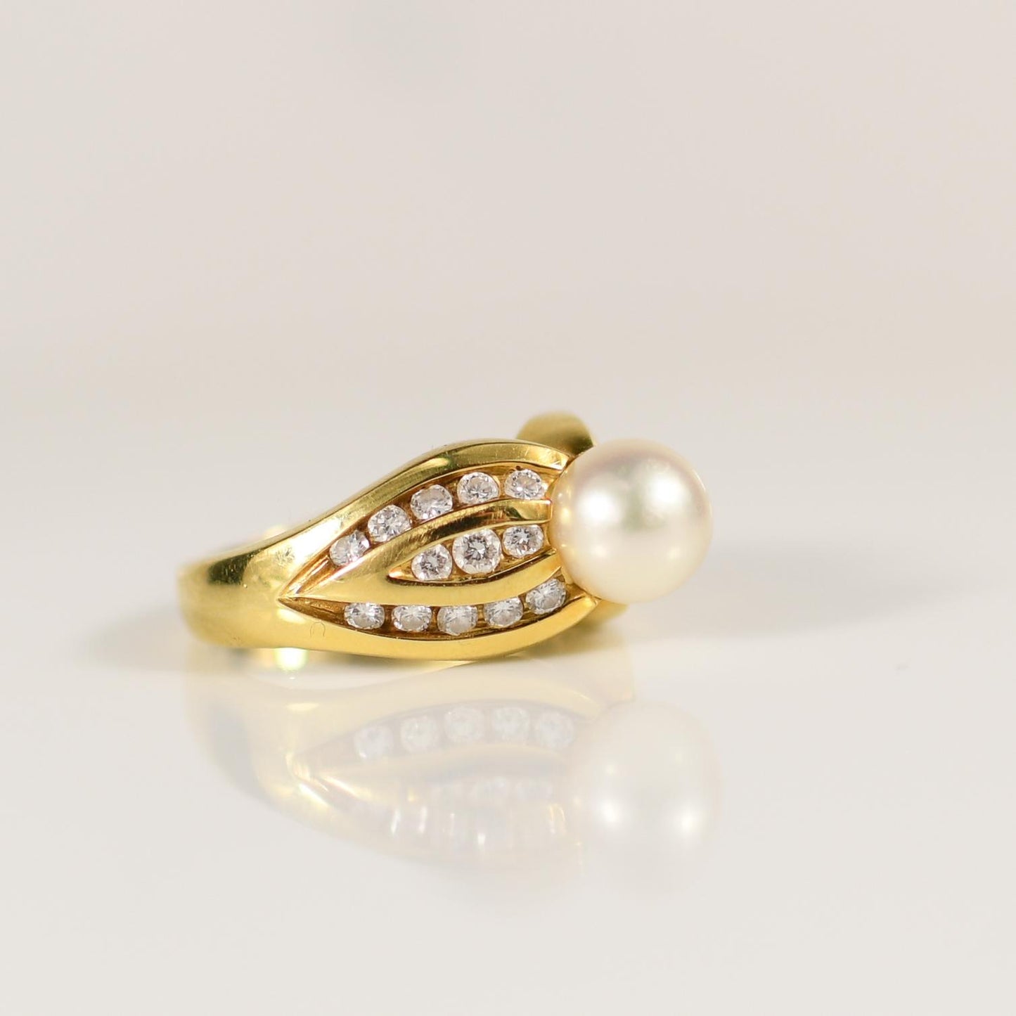 Cultured Pearl and Diamond Ring in 18k Yellow Gold